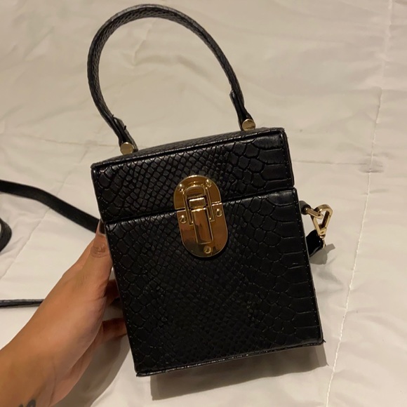 Adorable top handle box back with removable and adjustable long strap - Picture 1 of 5